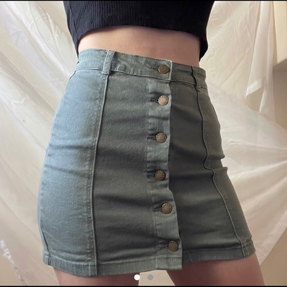 Forever21 army green button up mini skirt - Picture 2 of 3